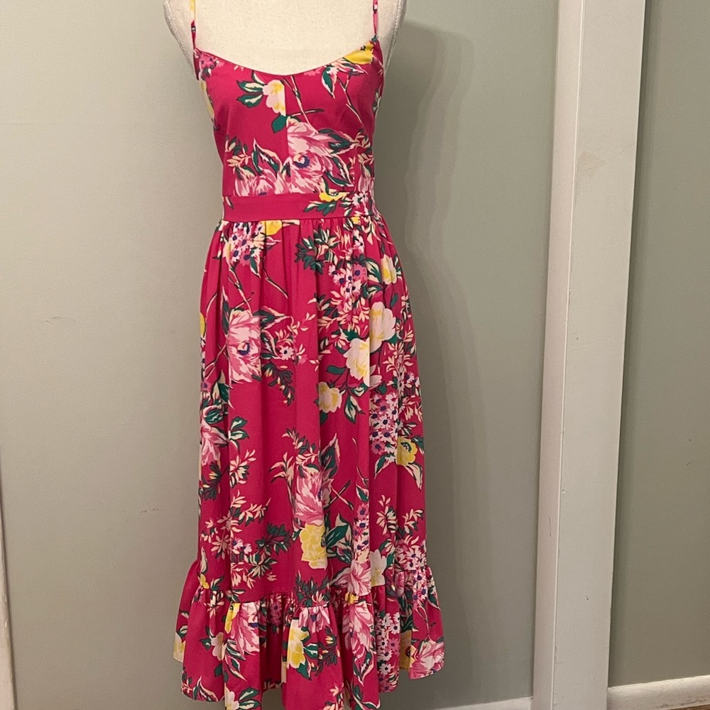Adorable crepe pink parfait flowered lined ruffled hem cris-cross back sundress.